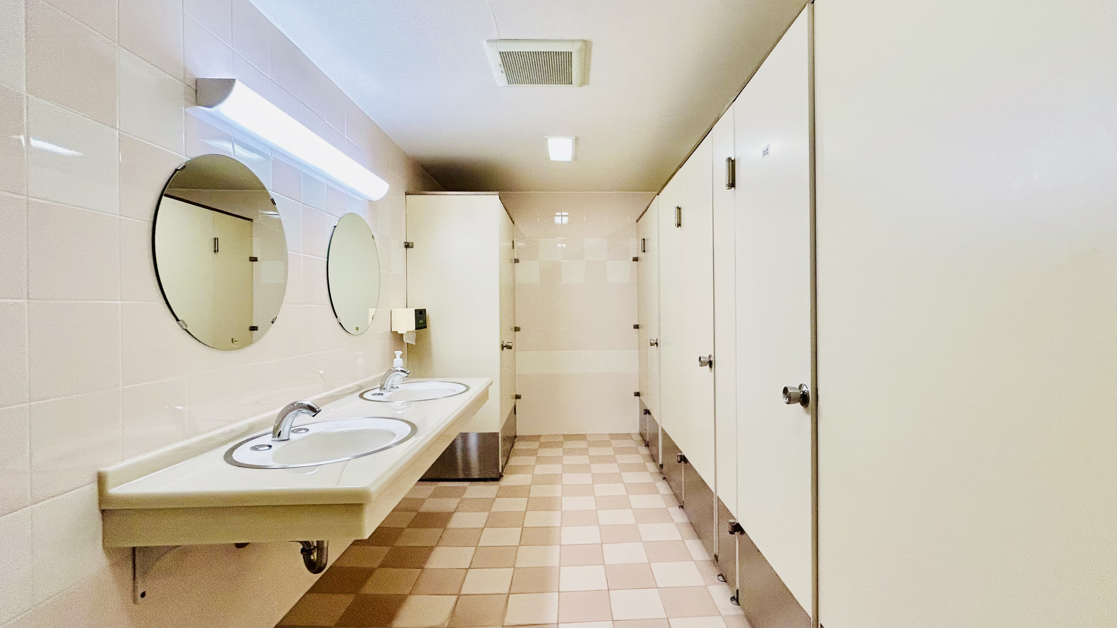 【女性用トイレ（共用）】各フロアにトイレをご用意しております。※客室にはトイレはございません。