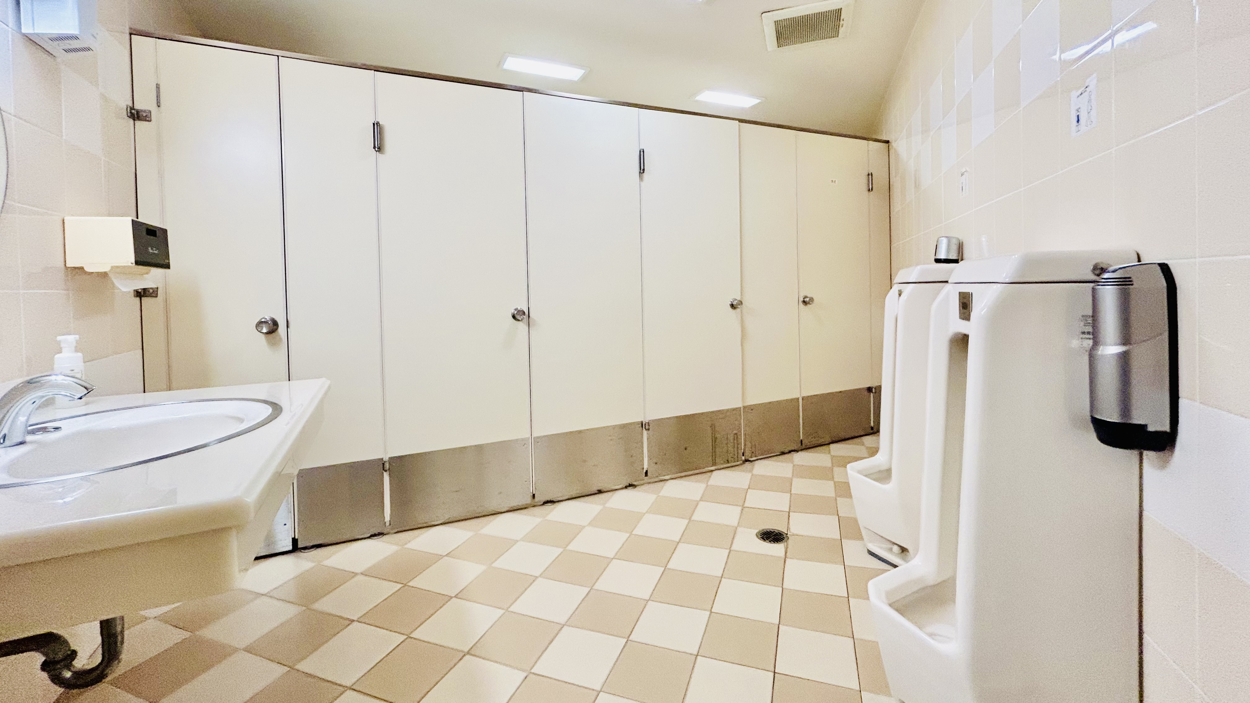 【男性用トイレ（共用）】各フロアにトイレをご用意しております。※客室にはトイレはございません。
