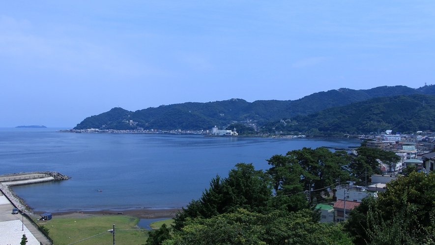 目の前に相模湾が広がり、長浜海水浴場まで徒歩8分の高台にあります。 (2)