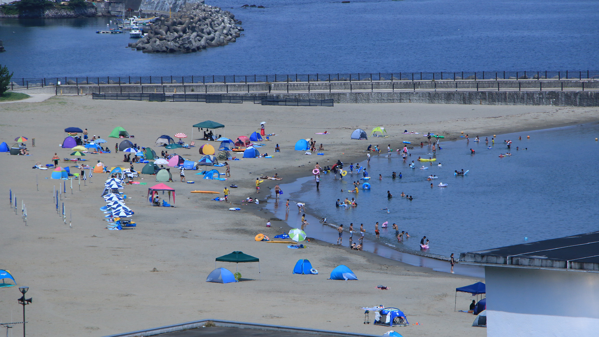 目の前に相模湾が広がり、長浜海水浴場まで徒歩8分の高台にあります。 (2)