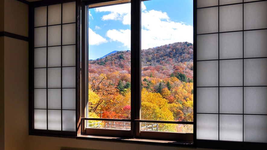 【客室からの眺望・秋】紅葉と岩手山