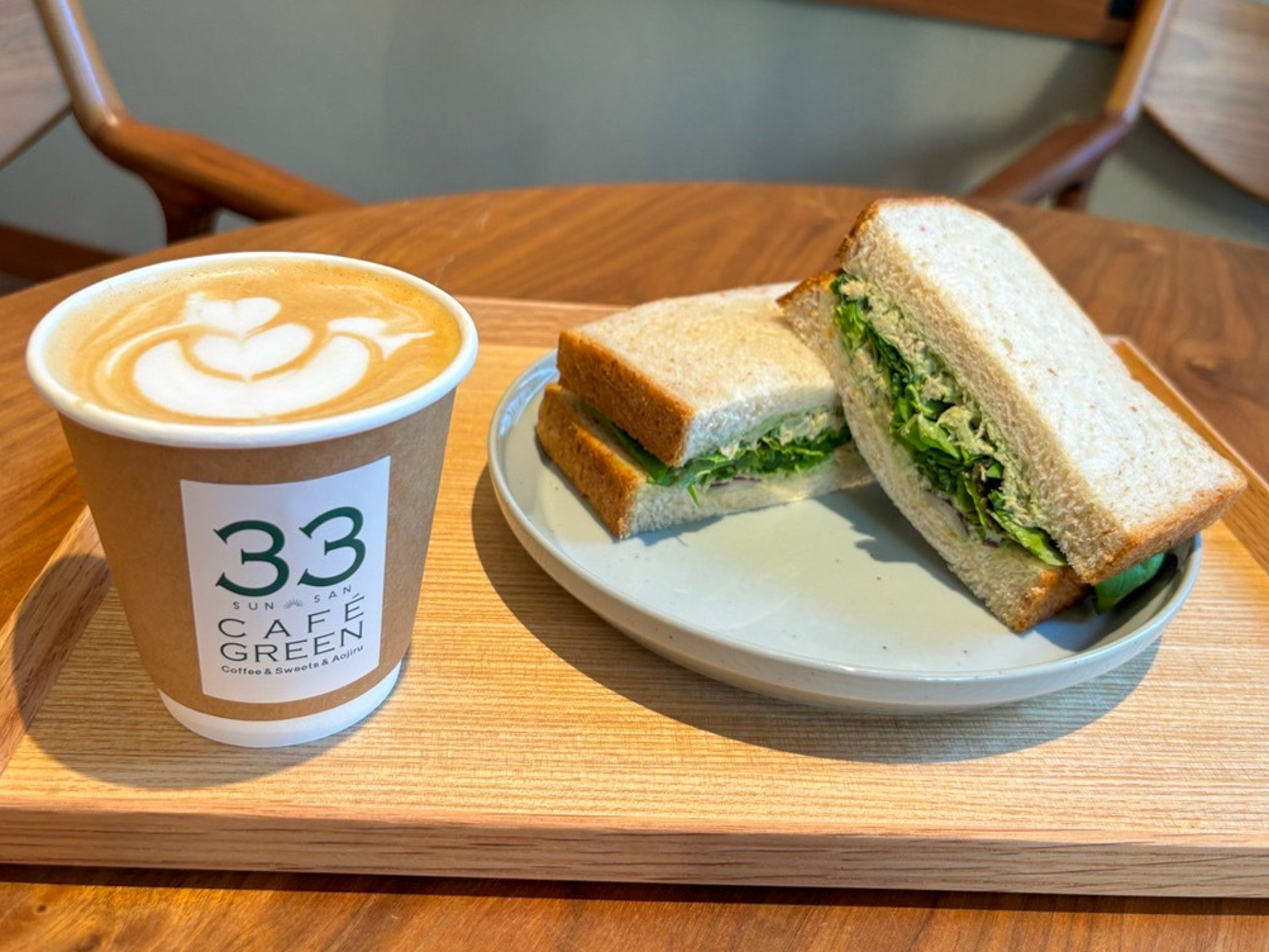 朝食（ツナマヨサンド＆カフェラテ）