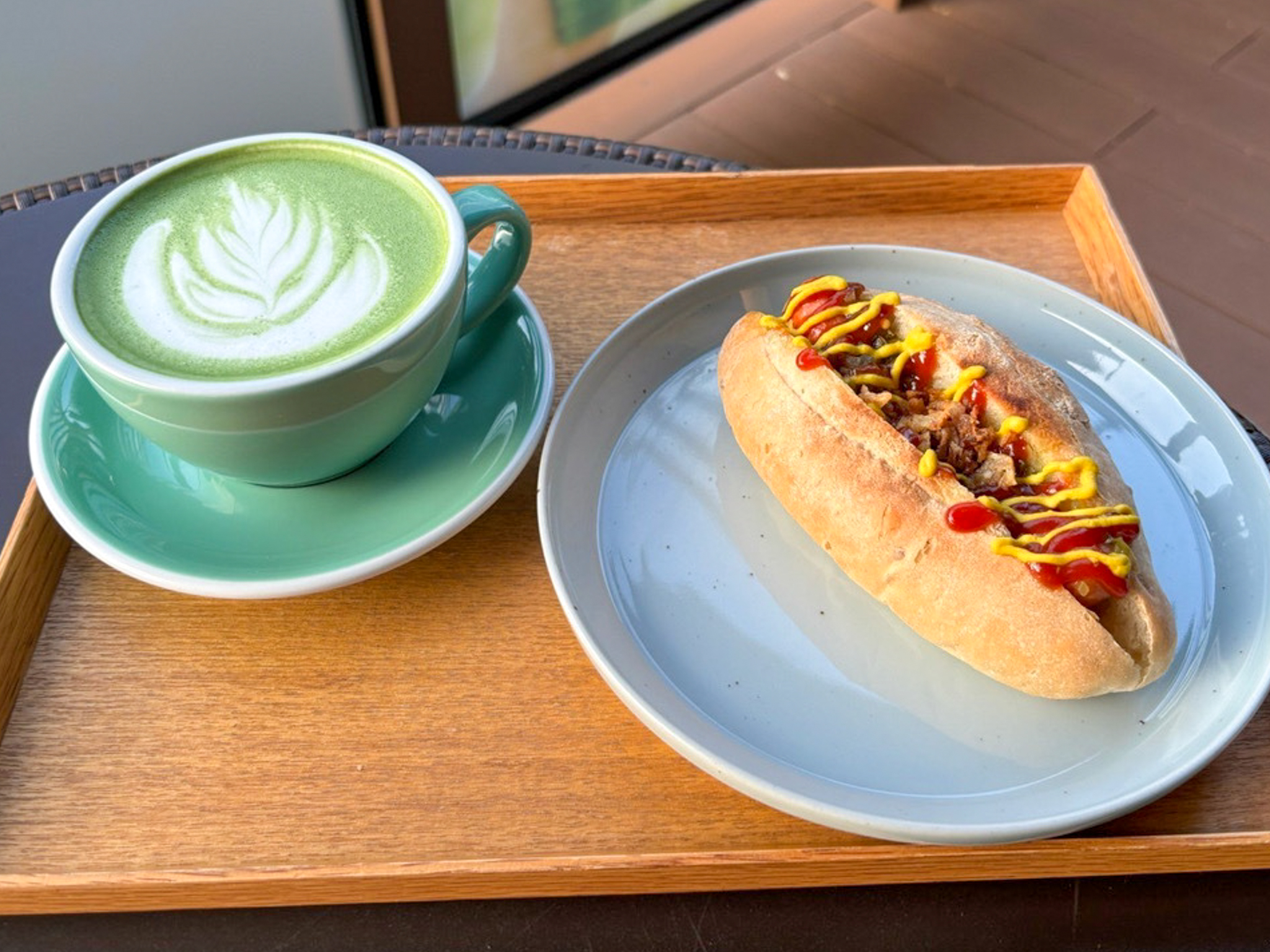 朝食（ホットドック＆青汁ラテ）