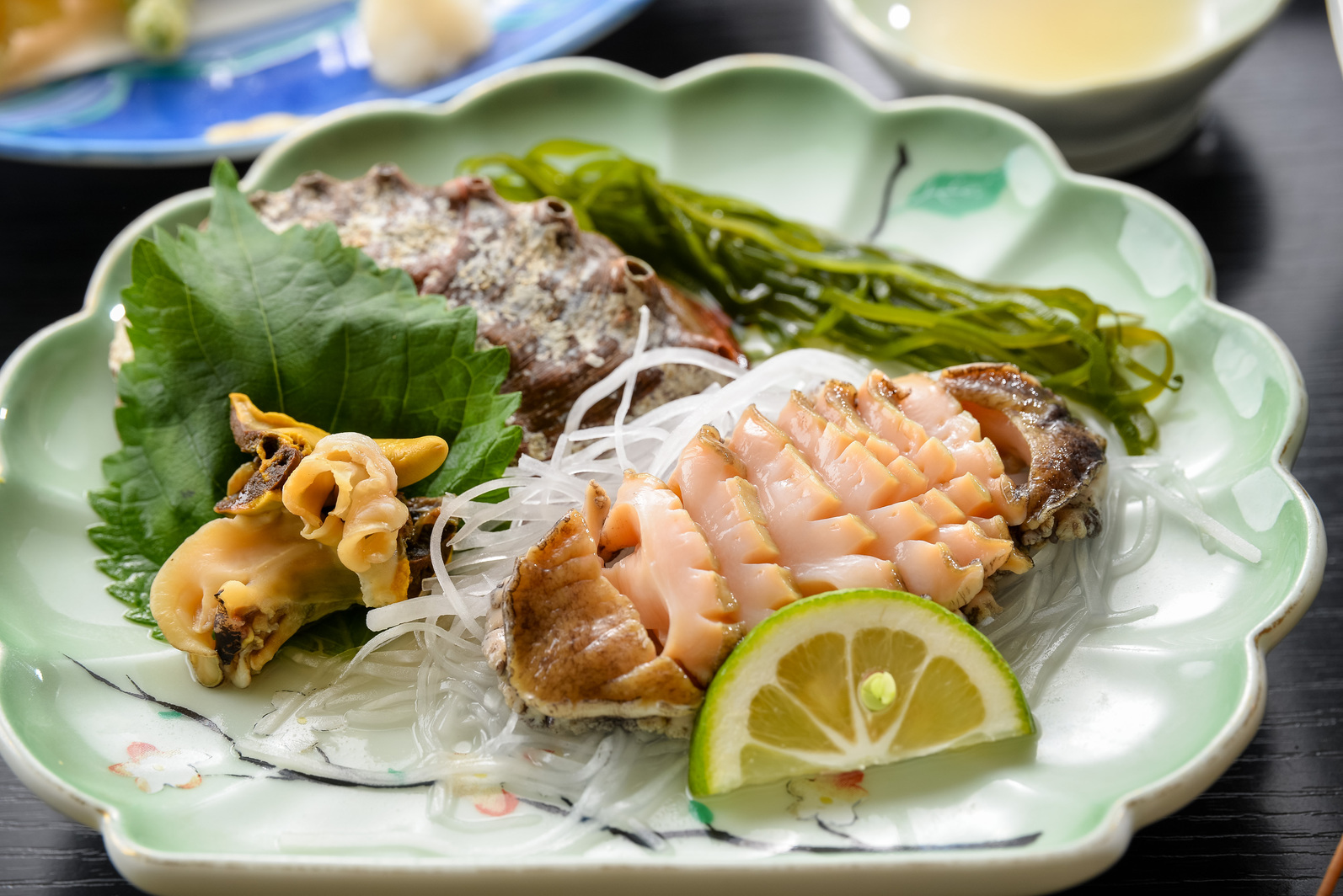 【満足度No.1】料理長厳選食材に舌鼓♪贅沢伊勢海老1尾と鮑のデラックスプラン