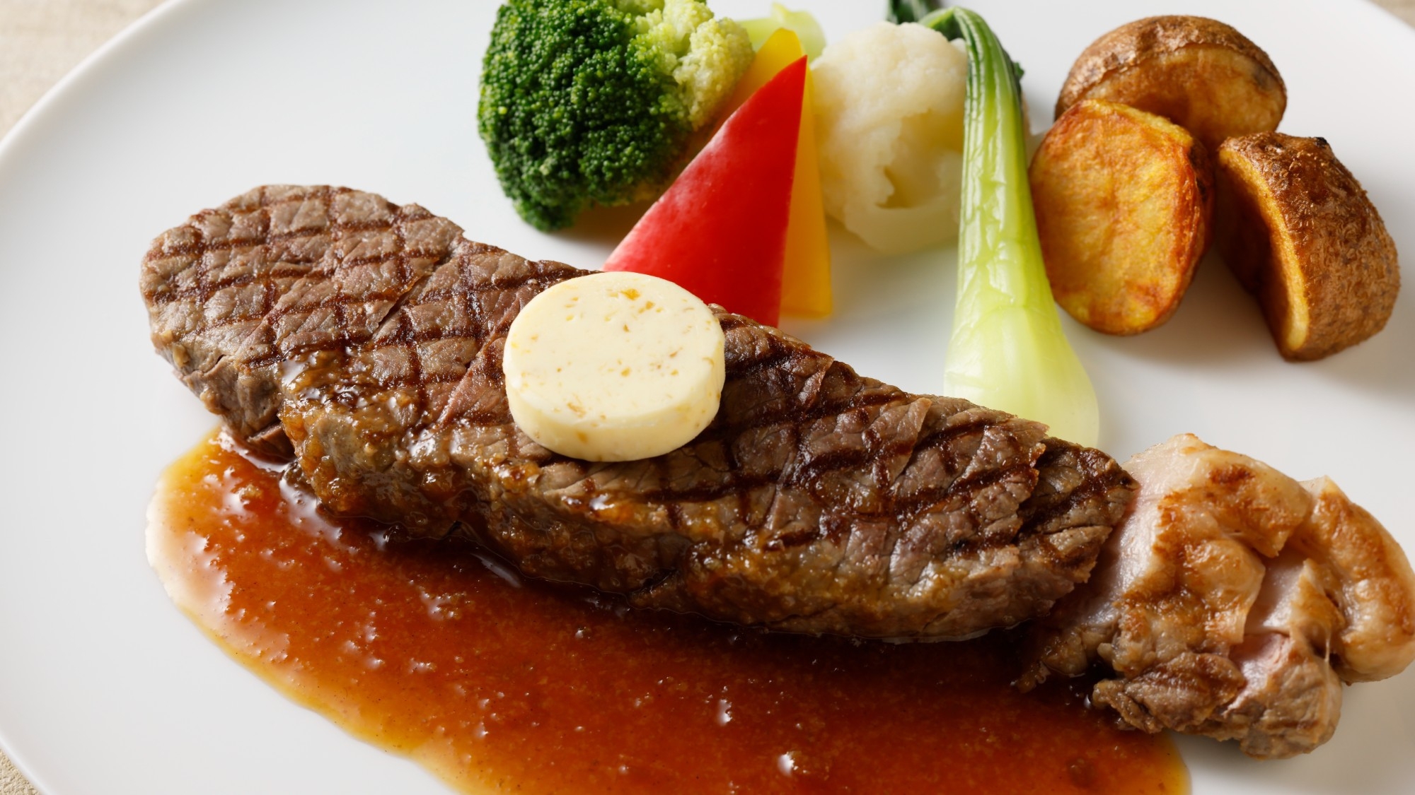 【洋食ディナー】カジュアルダイニング「カメリア」で国産牛ステーキセットをたのしむ（夕朝食付）