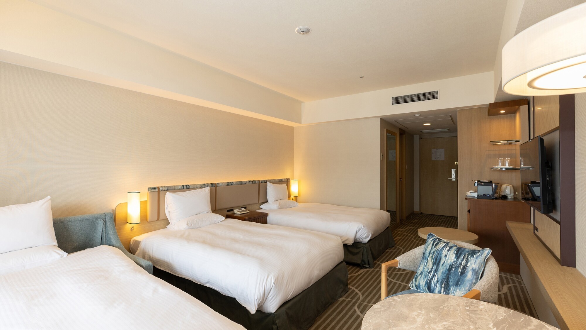 スカイビューフロアデラックストリプル28～33階（37平米）