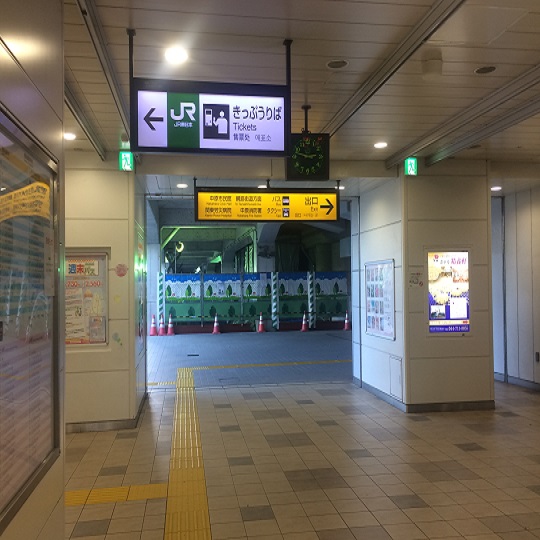 横須賀線の新南改札をおくぐり下さい。