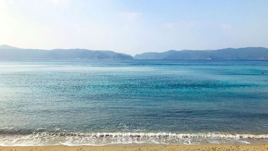 【ビーチ】対岸に見えるのは同じ瀬戸内町内の別の島、加計呂麻島です。