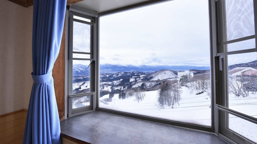 *[お部屋一例]客室からの景観。北信の山々を見渡すことができます。
