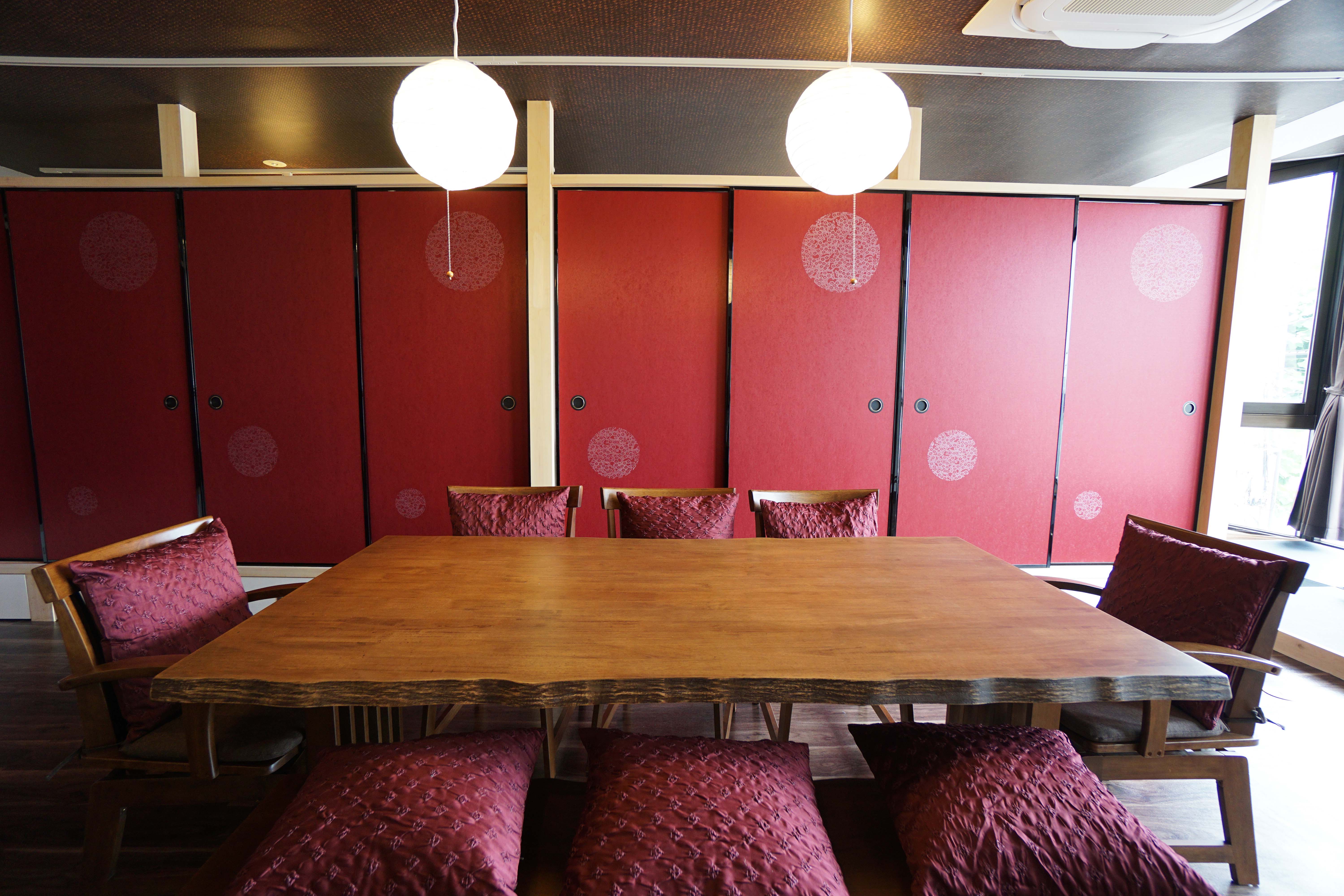 大きなダイニングテーブルでお部屋でゆっくりおくつろぎください