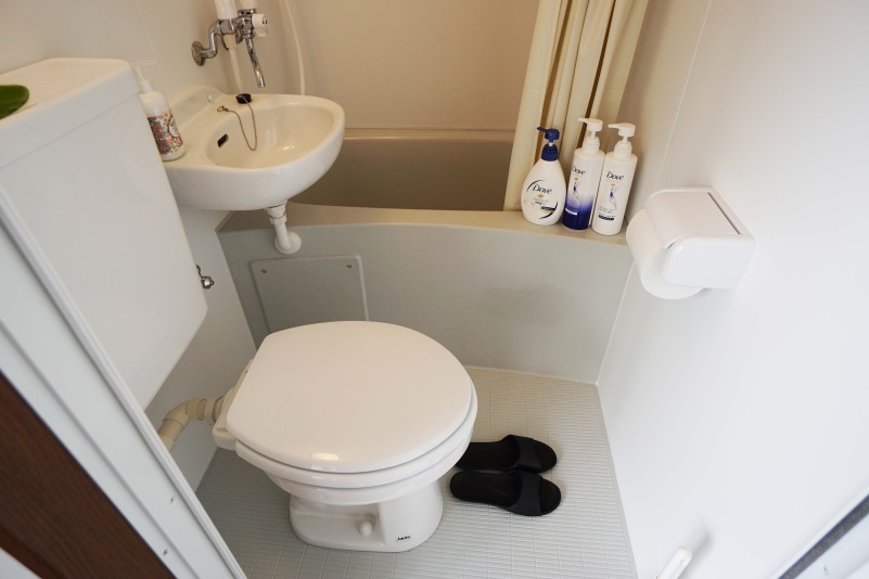 浴室　バスタブ付シャワールーム　トイレは合計２つあります