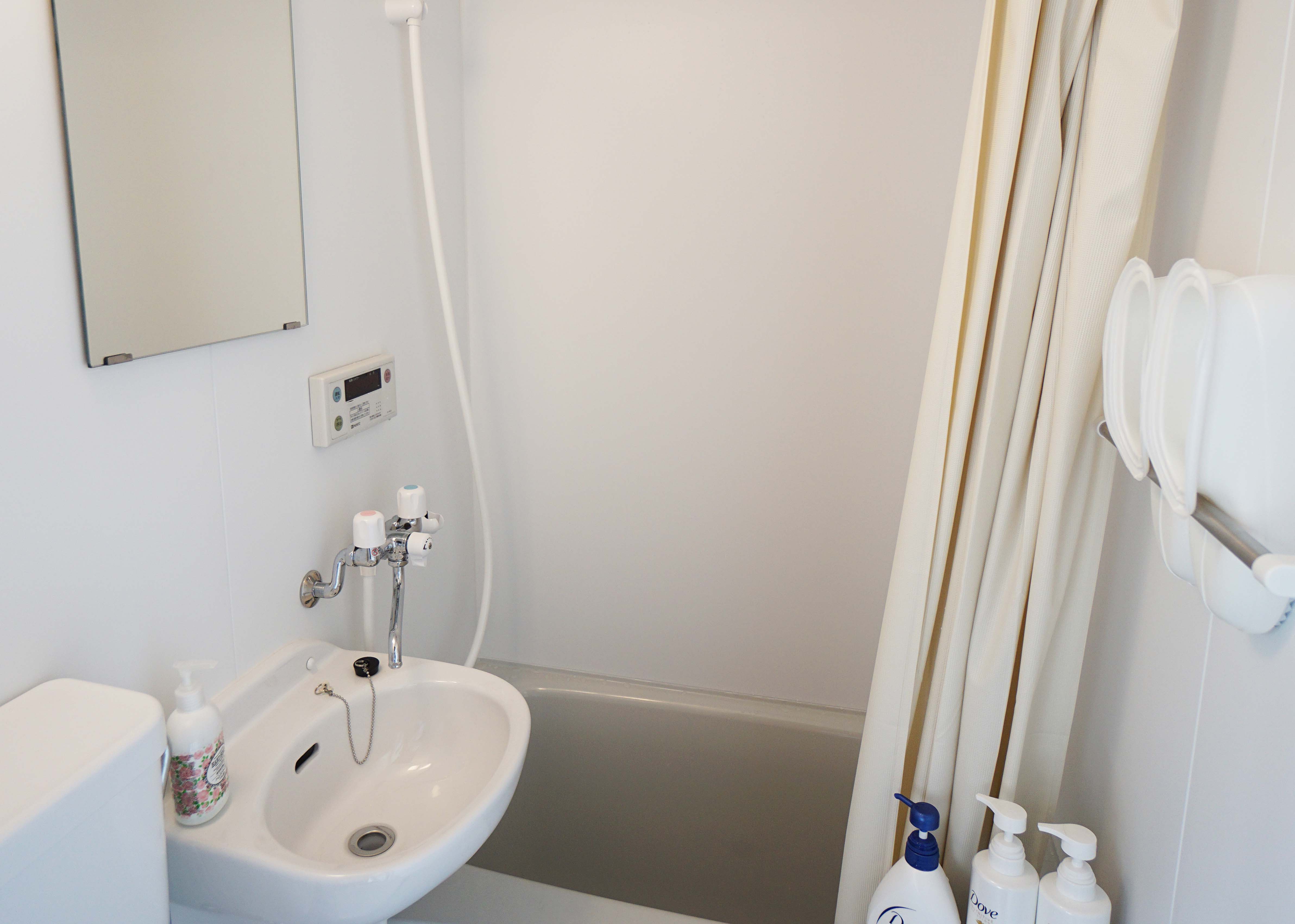 バスルーム　バスタブ付のシャワールーム　トイレは合計２つあります