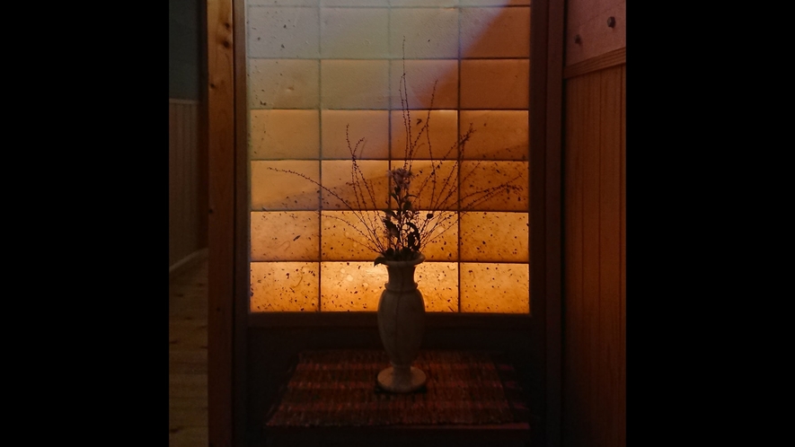 【2階】幻想的な紙とランプ、花瓶を組み合わせた作品