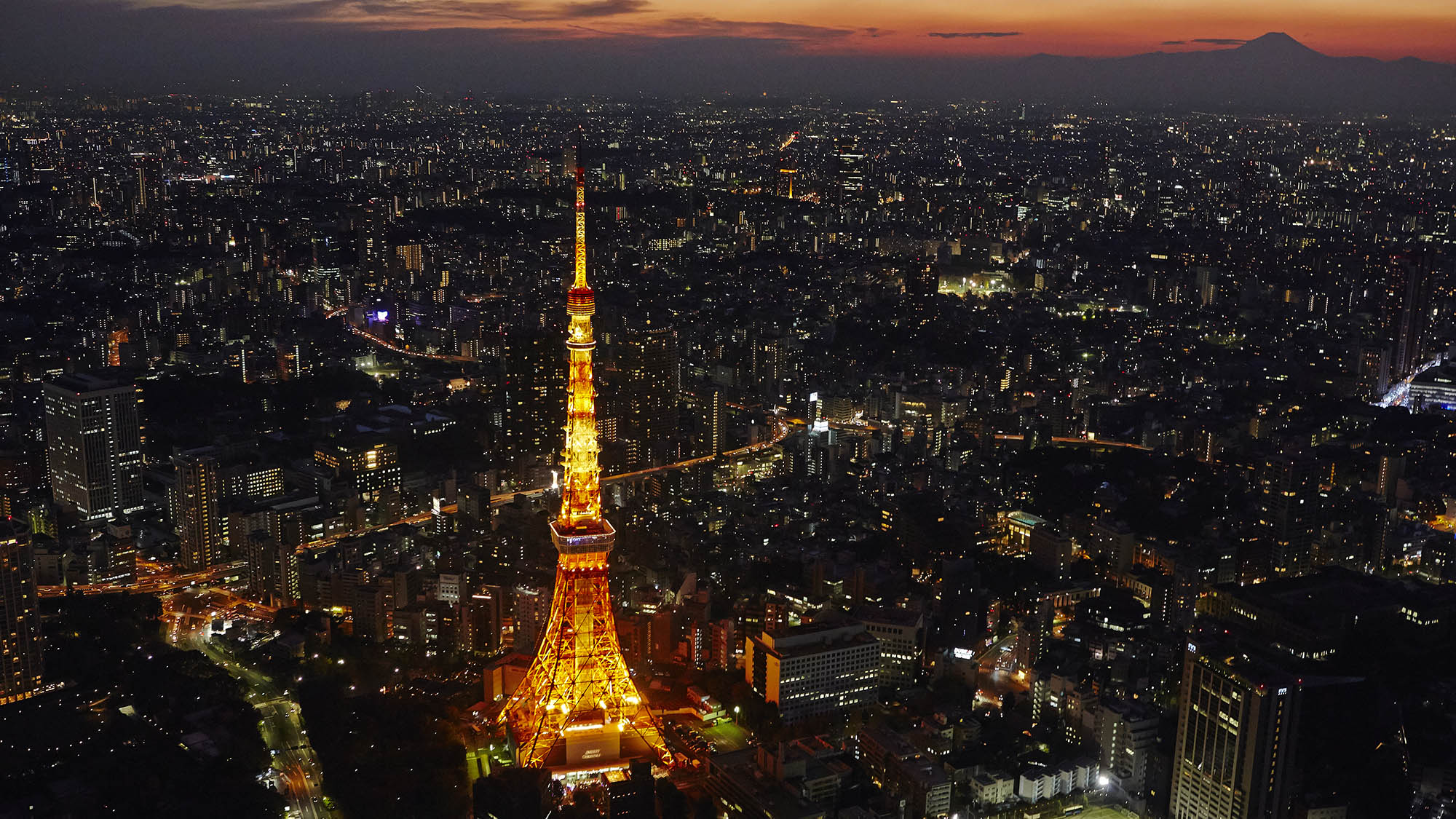 ・【周辺】】東京の夜を彩る、幻想的に浮かび上がる東京タワー