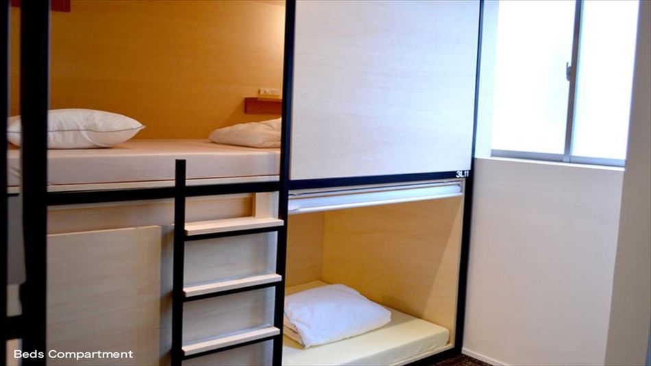 木のぬくもりを感じるお部屋となっております。 ベッド内には読書灯・服をかけるハンバーもついてます。