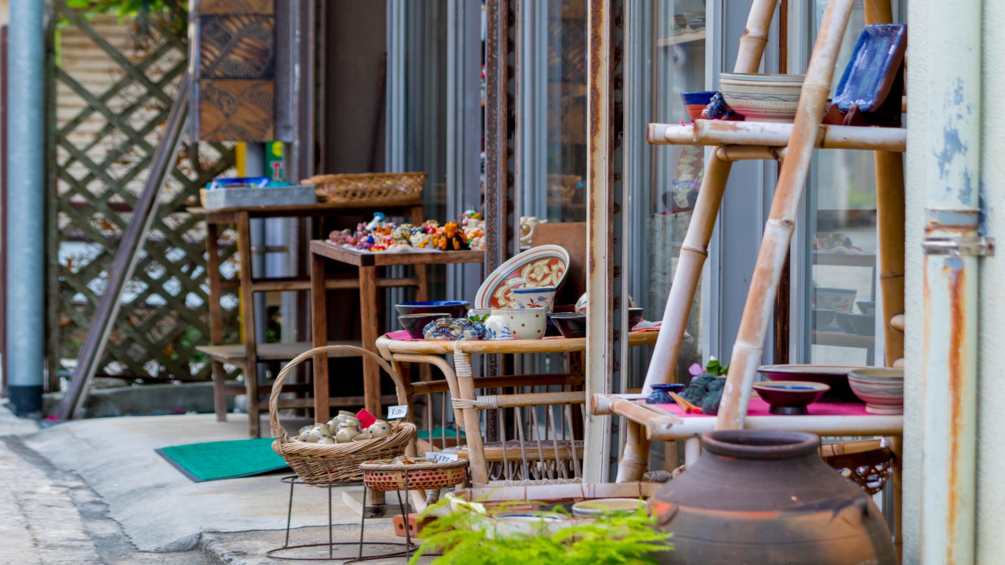 【やちむん通り】当館から車で約8分