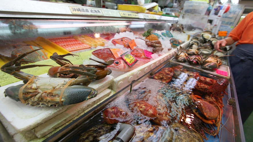 【公設市場】沖縄の台所！なかなか見られない沖縄独特の食材が並びます！