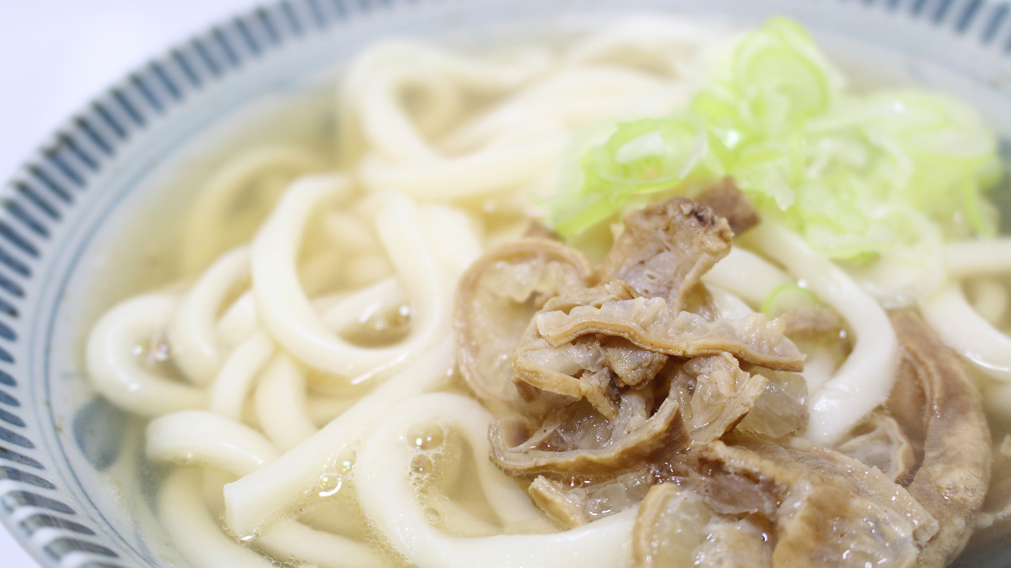 朝食｜大阪発祥！旨みが凝縮された名物「かすうどん」