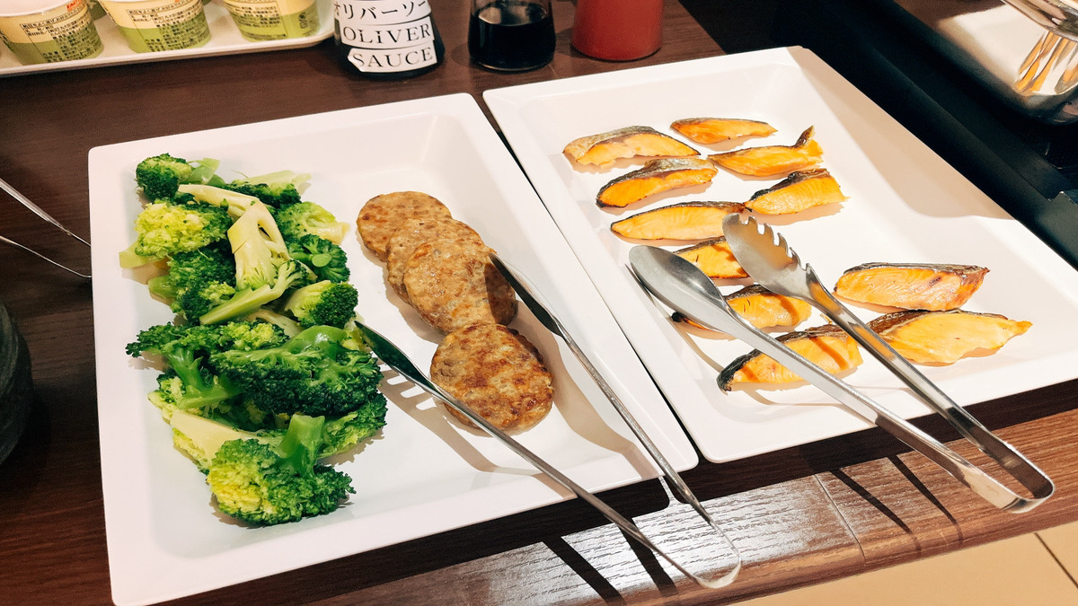 ■朝食ビュッフェ（ブロッコリー・ハンバーグ・焼き魚）※食材は不定期で変わります。