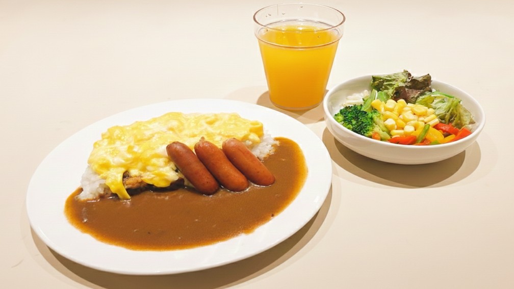 ■朝食ビュッフェ、モーニングカレー！トッピングでスクランブルエッグや揚げ物を添えると更に美味です♪