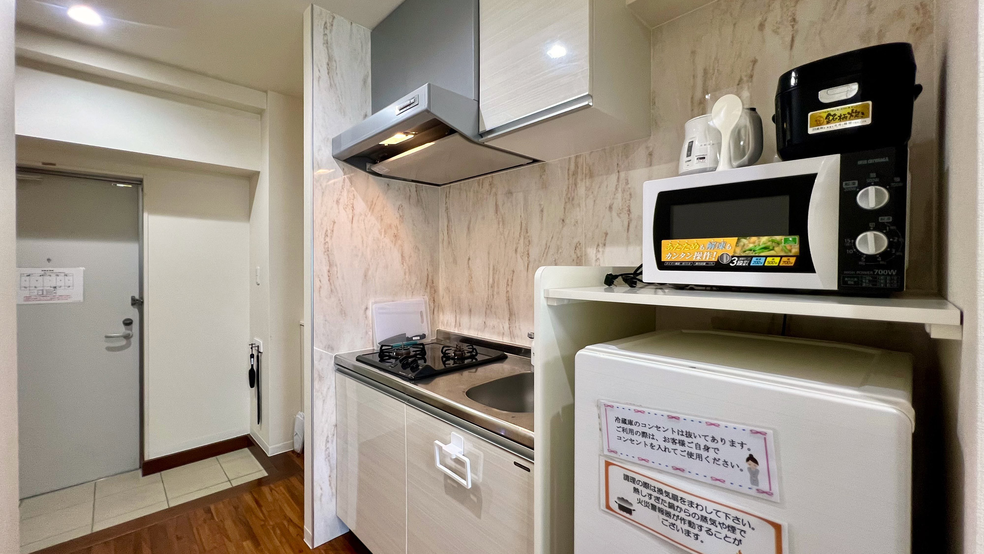 【客室】シングルルームのキッチンも機能的で使いやすいです