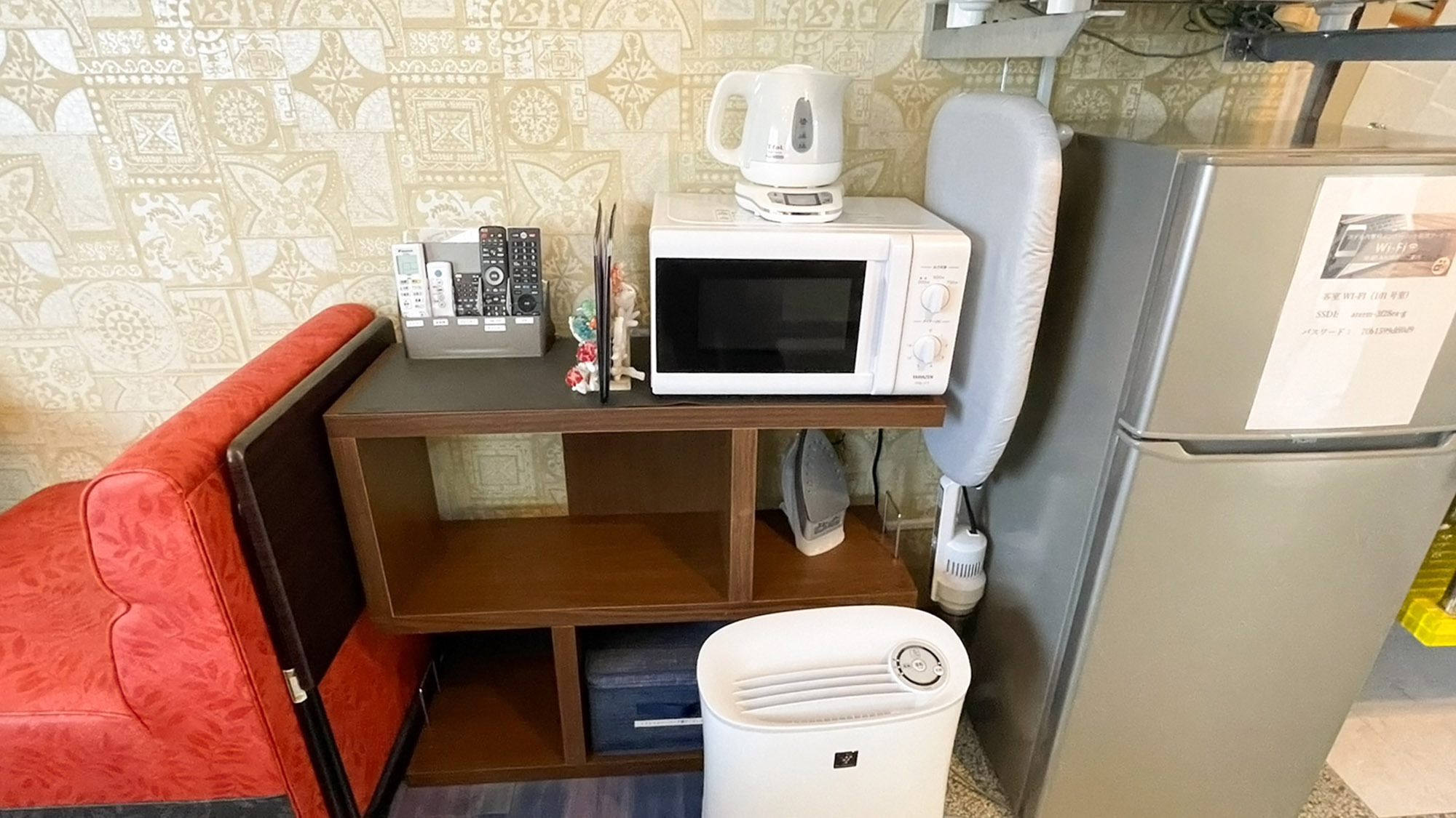 ・【ツインルーム】冷蔵庫、電子レンジ、電気ポット等を完備。温かいものを食べたい時に便利です