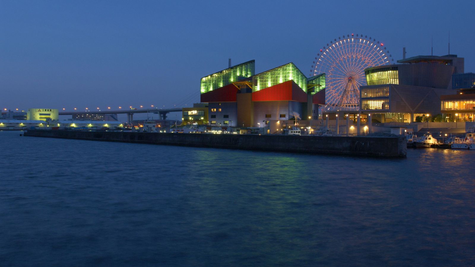 天保山ハーバービレッジ【写真提供：（公財）大阪観光局】