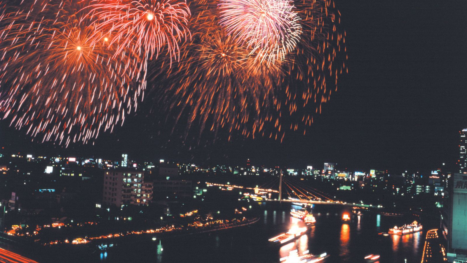 天神祭【写真提供：（公財）大阪観光局】