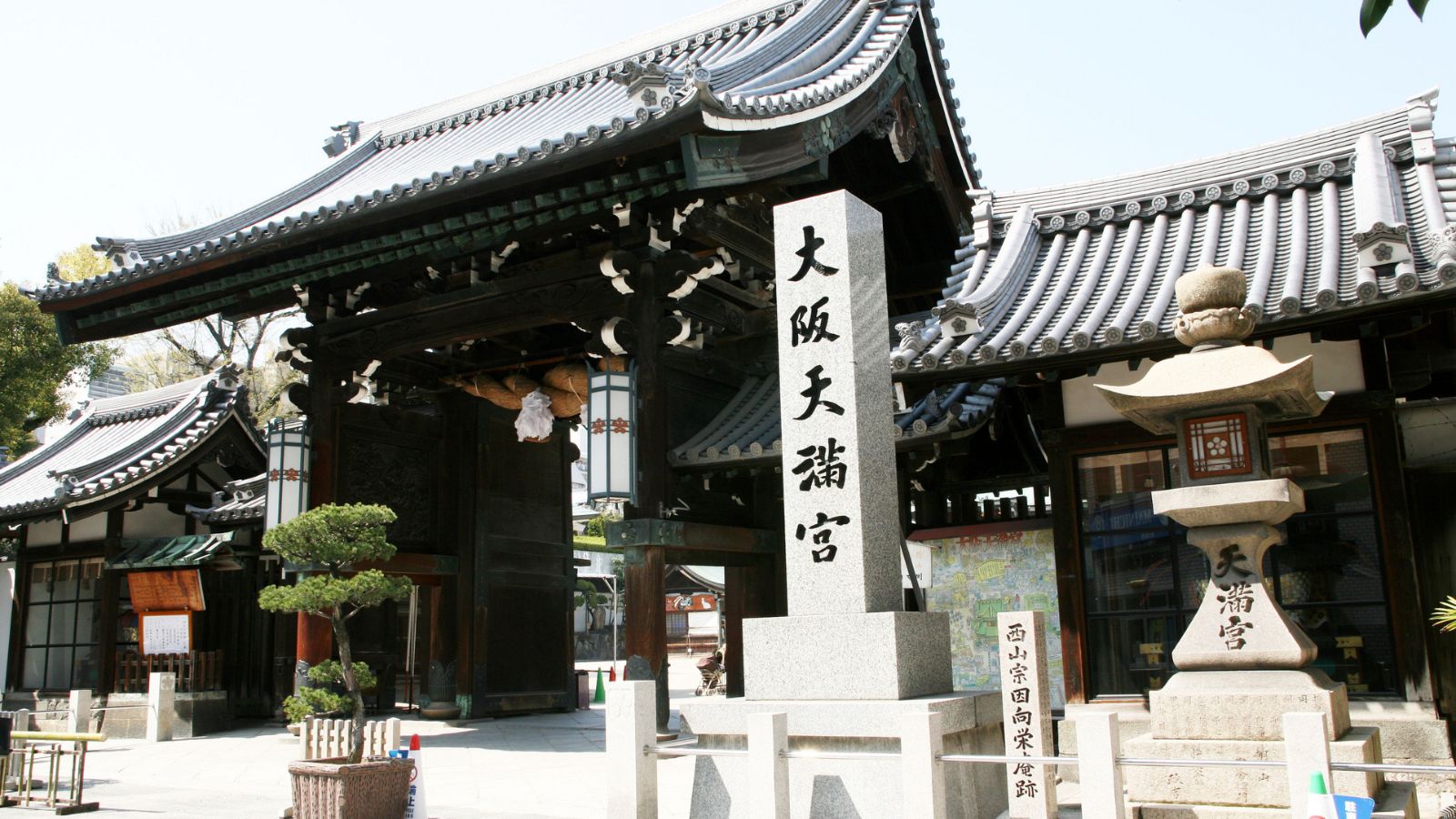 大阪天満宮【写真提供：（公財）大阪観光局】