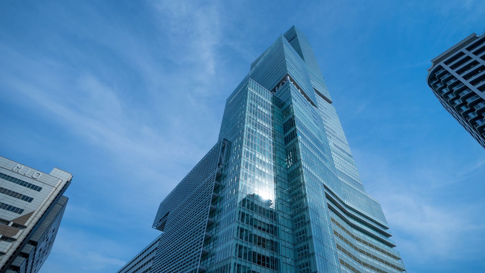 あべのハルカス【写真提供：（公財）大阪観光局】