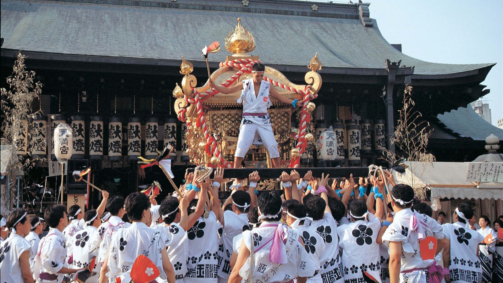 天神祭【写真提供：（公財）大阪観光局】