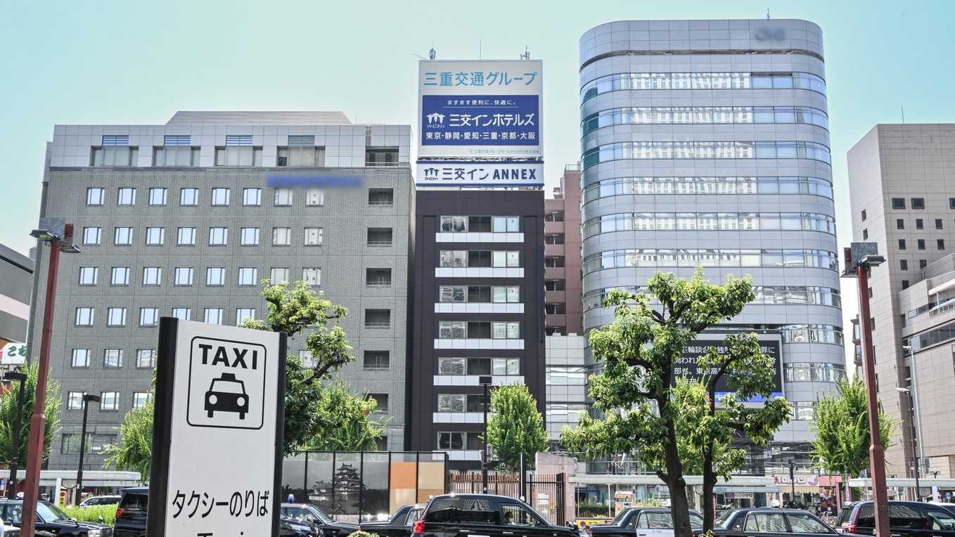 JR名古屋駅正面にある建物の真ん中が当ホテルです。