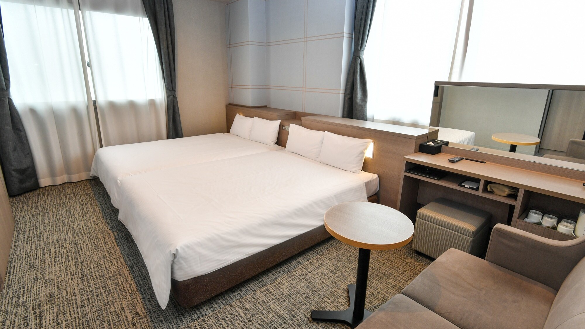 デラックスツインルーム | 大きな窓が2つあり、開放的な造りとなっております