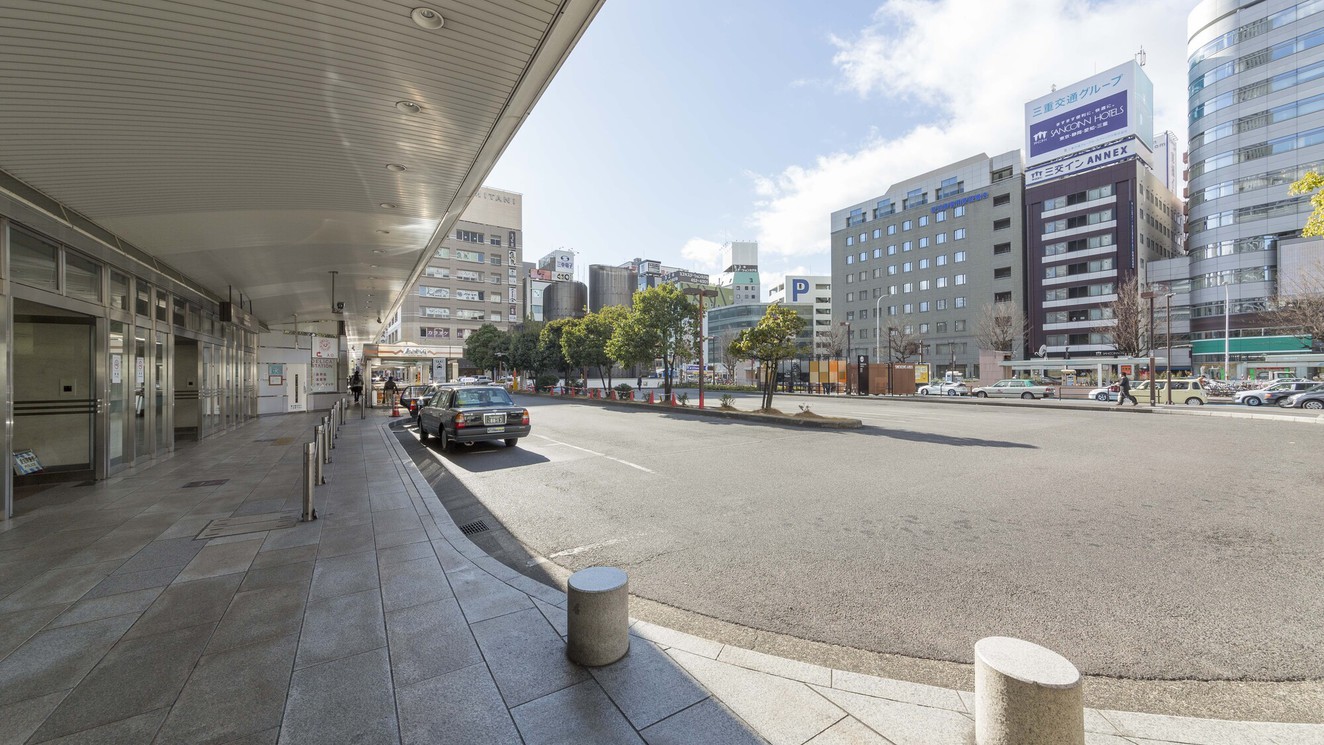 JR名古屋駅からこの近さ！雨の日は地下からもお越しいただけます。