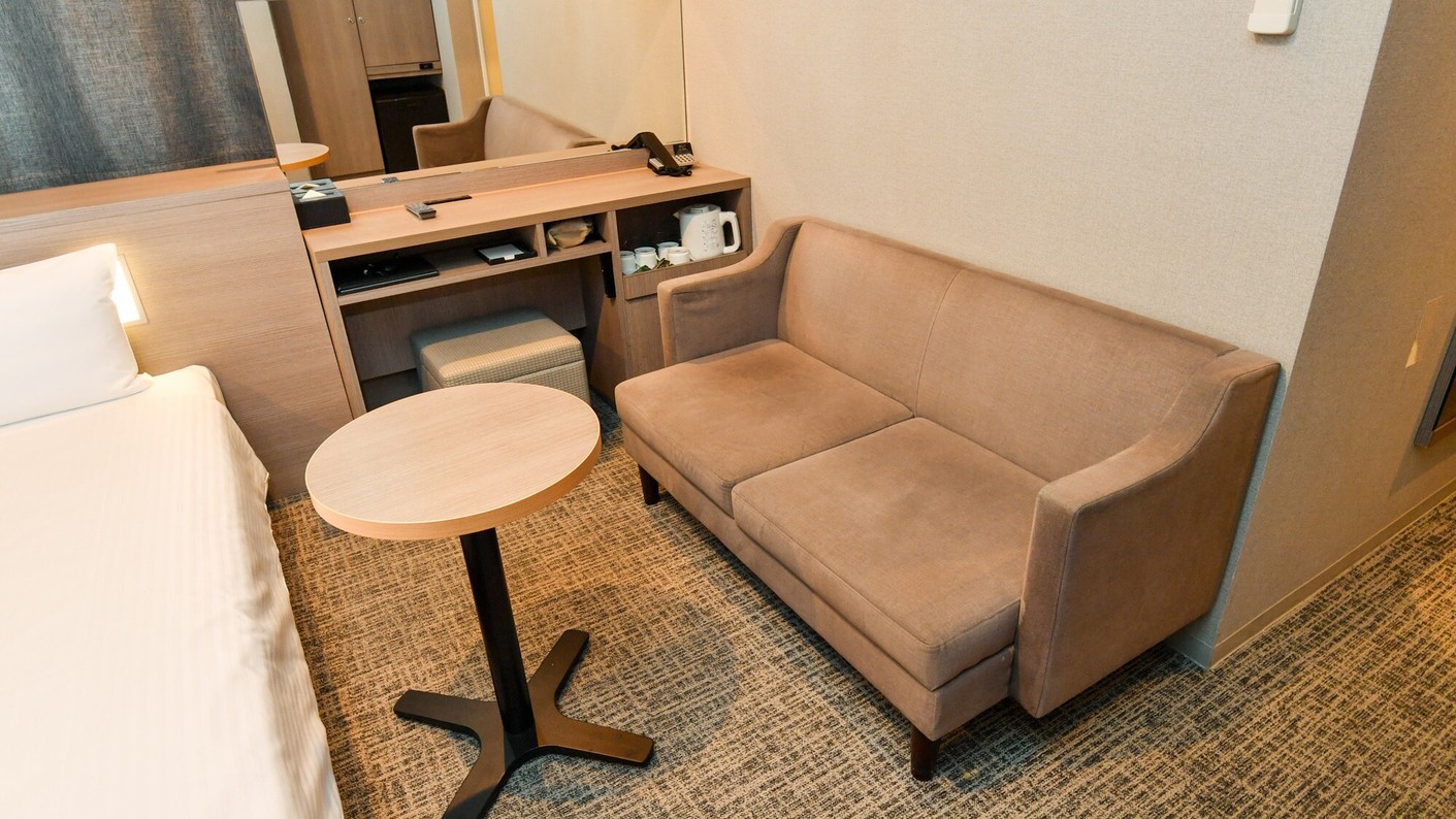 デラックスツインルーム | ソファがあるのはデラックスツインルームだけとなっております