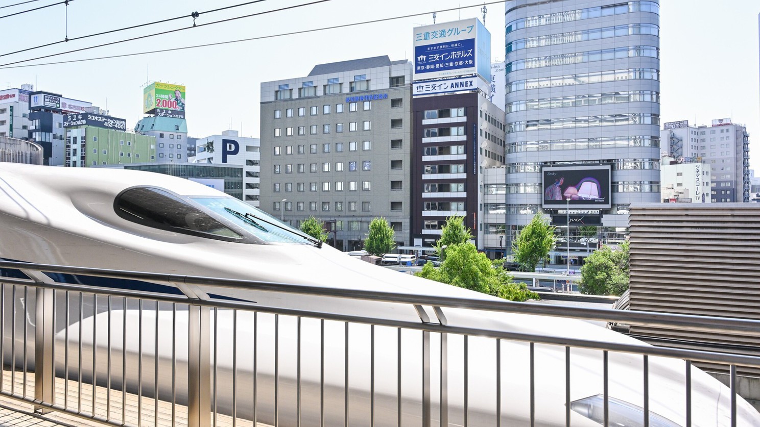 新幹線のホームからも見える近さ！