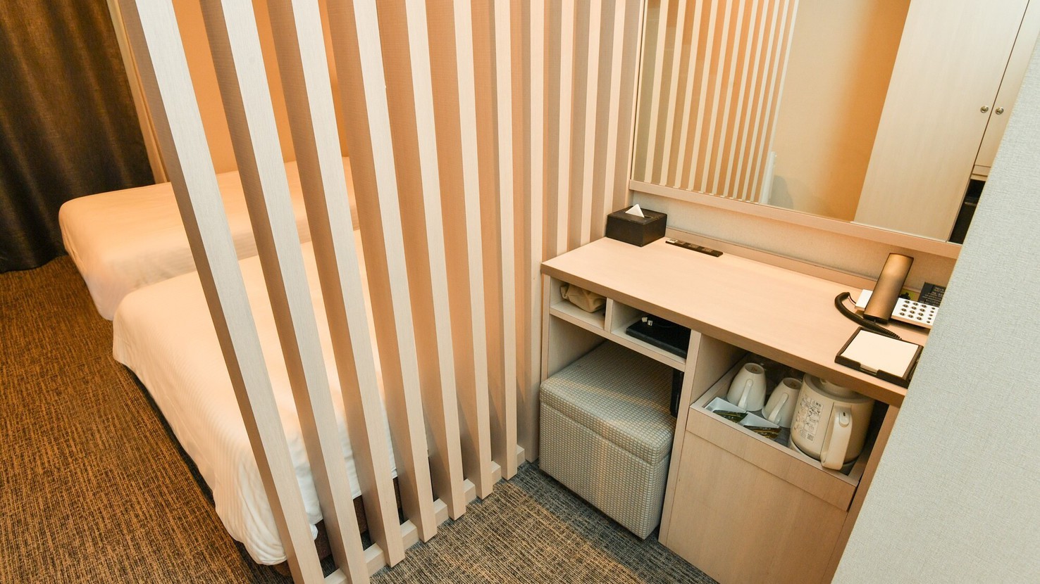 スタンダードツインルーム｜デスクいっぱいの大きな鏡があります