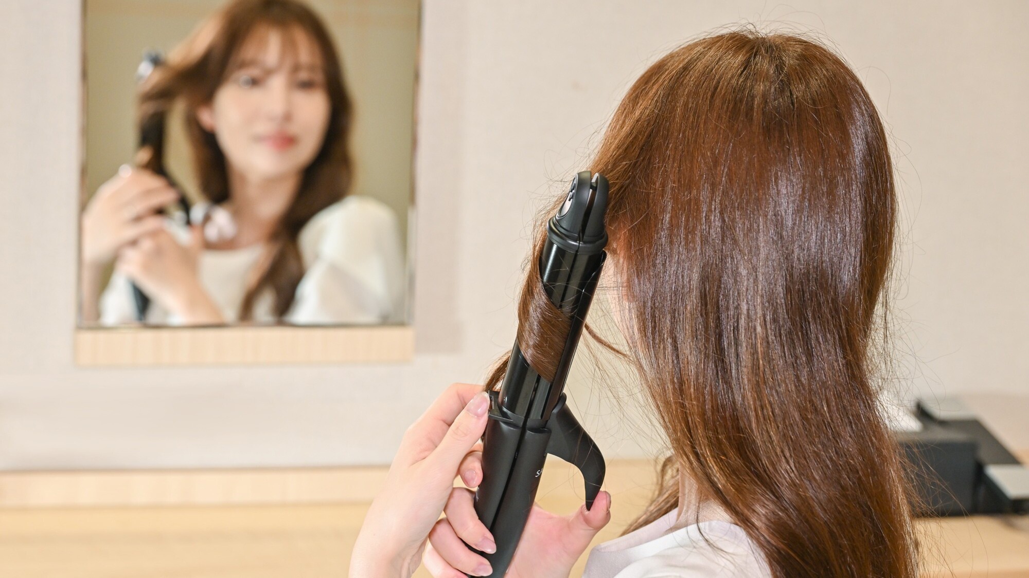 スタンダードルーム｜お出かけ準備もバッチリできる大きめのデスクミラー