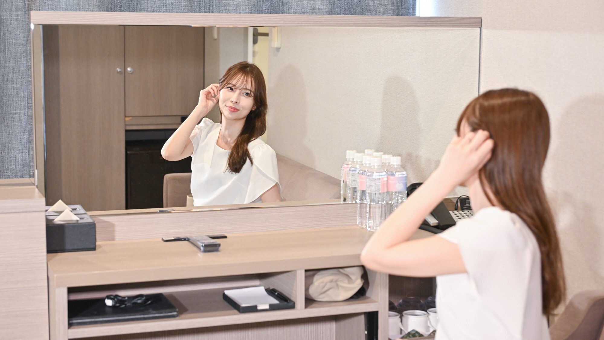 デラックスツインルーム | お出かけ準備がしやすい大きなデスクミラー