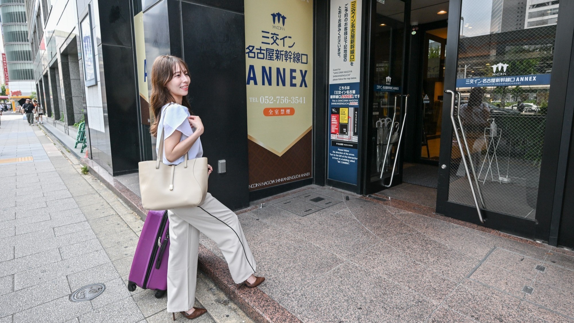 ホテル入口（段差にお気を付けください。）