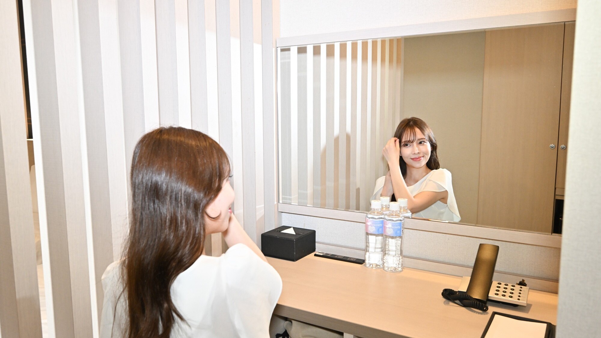 スタンダードツインルーム｜お出かけ前の身だしなみチェックもバッチリできる大きめのデスクミラー