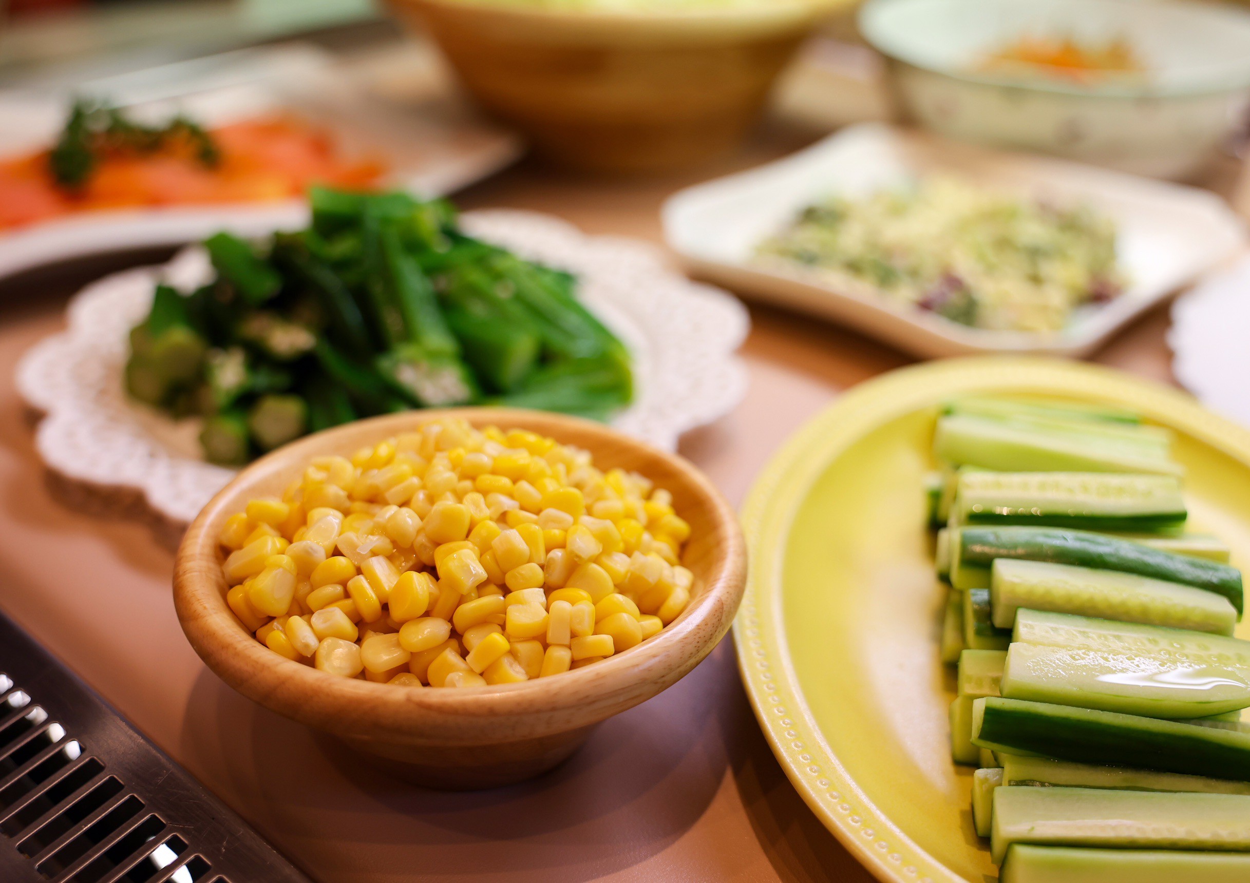 シャキッとしたきゅうりと甘いコーン。ヘルシーに楽しめる朝食サラダです。