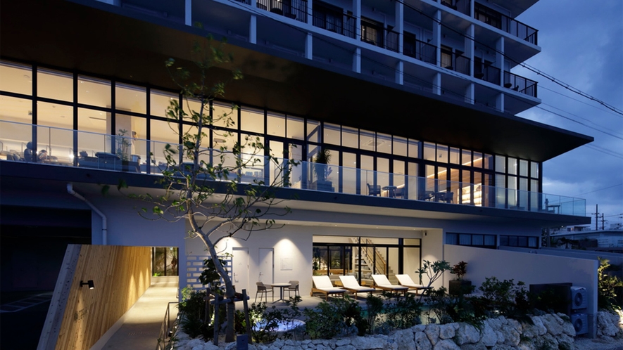 ■ ホテル外観裏側(夜)