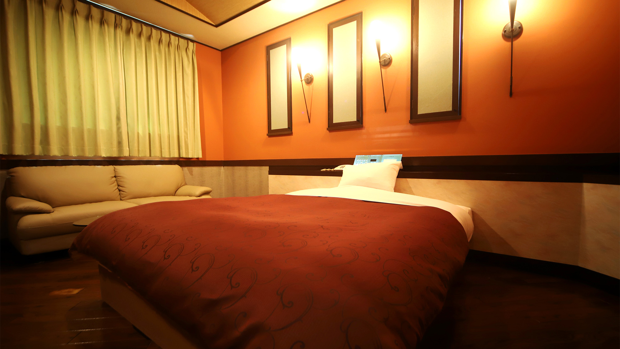 ・お部屋一例　スタンダードルーム　クイーンサイズのベッド！