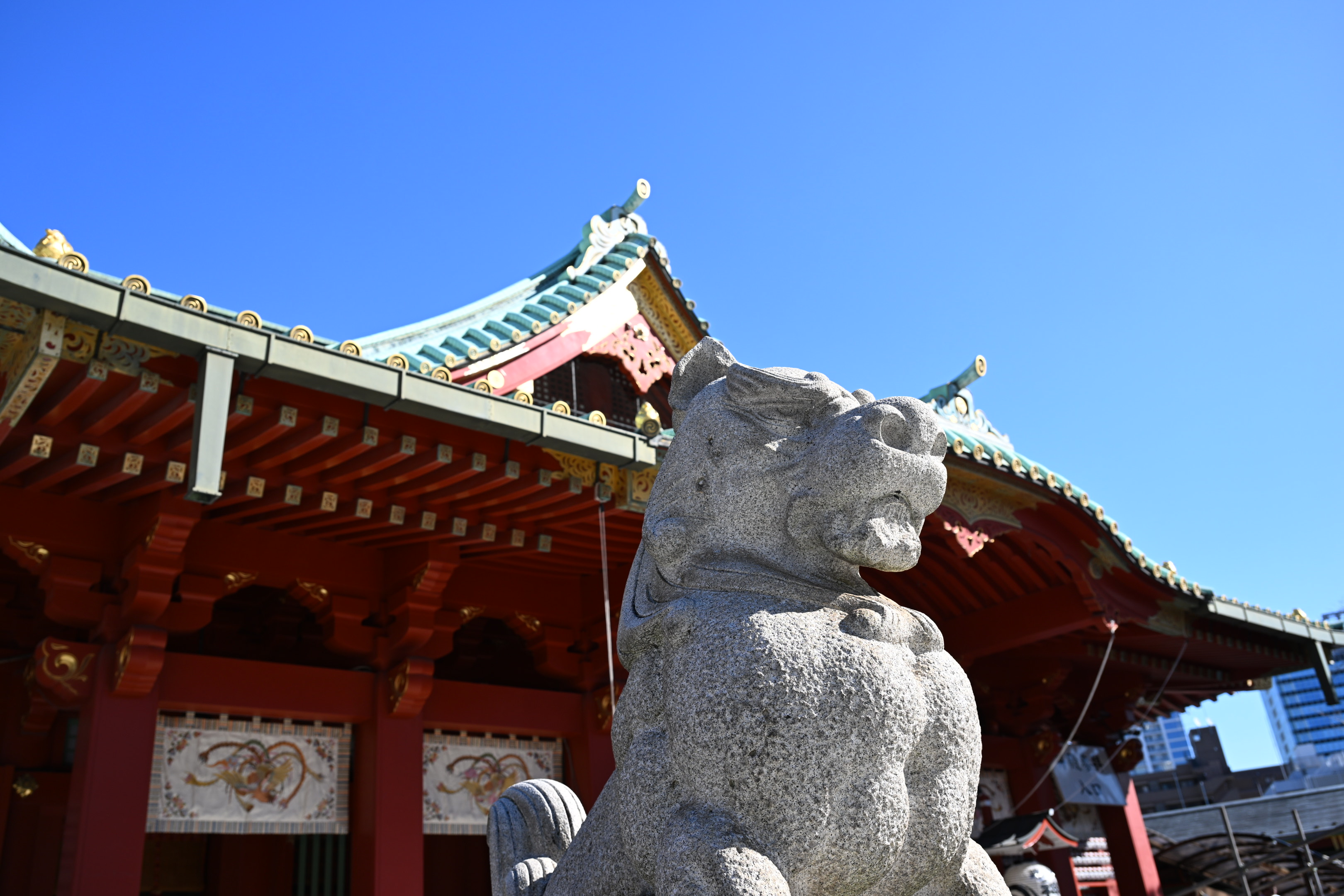 神田明神：神田の由緒ある神社で、初詣には大勢の方で大賑わいです。