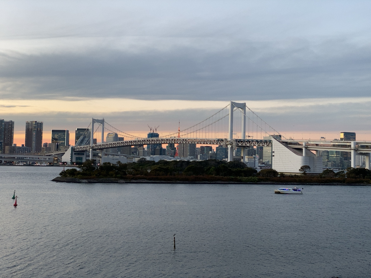 お台場：複数の商業施設とイベント会場のある観光スポットです。