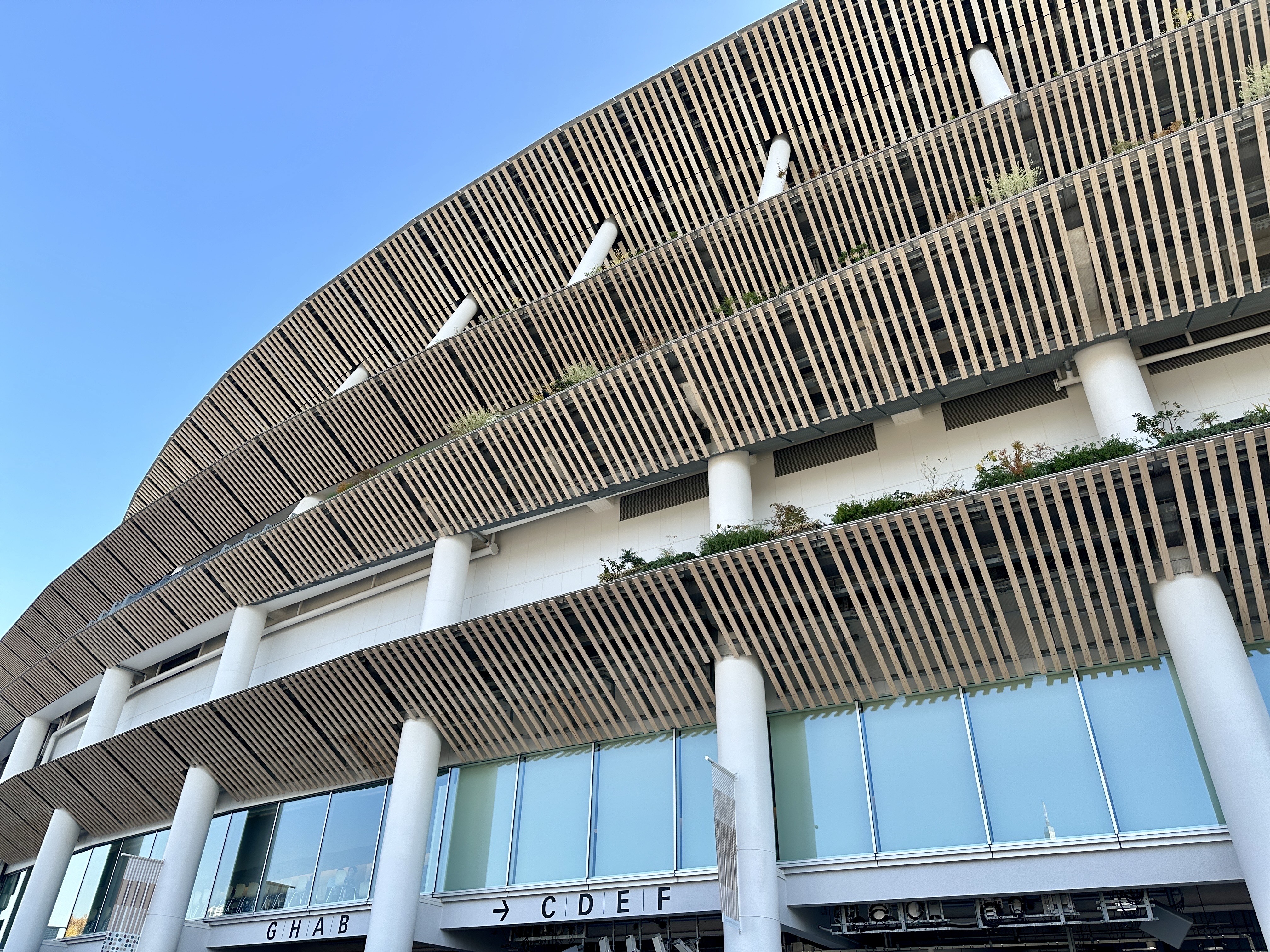 国立競技場：東京オリンピックのメイン会場で、スポーツだけでなく、ライブも開催されます。