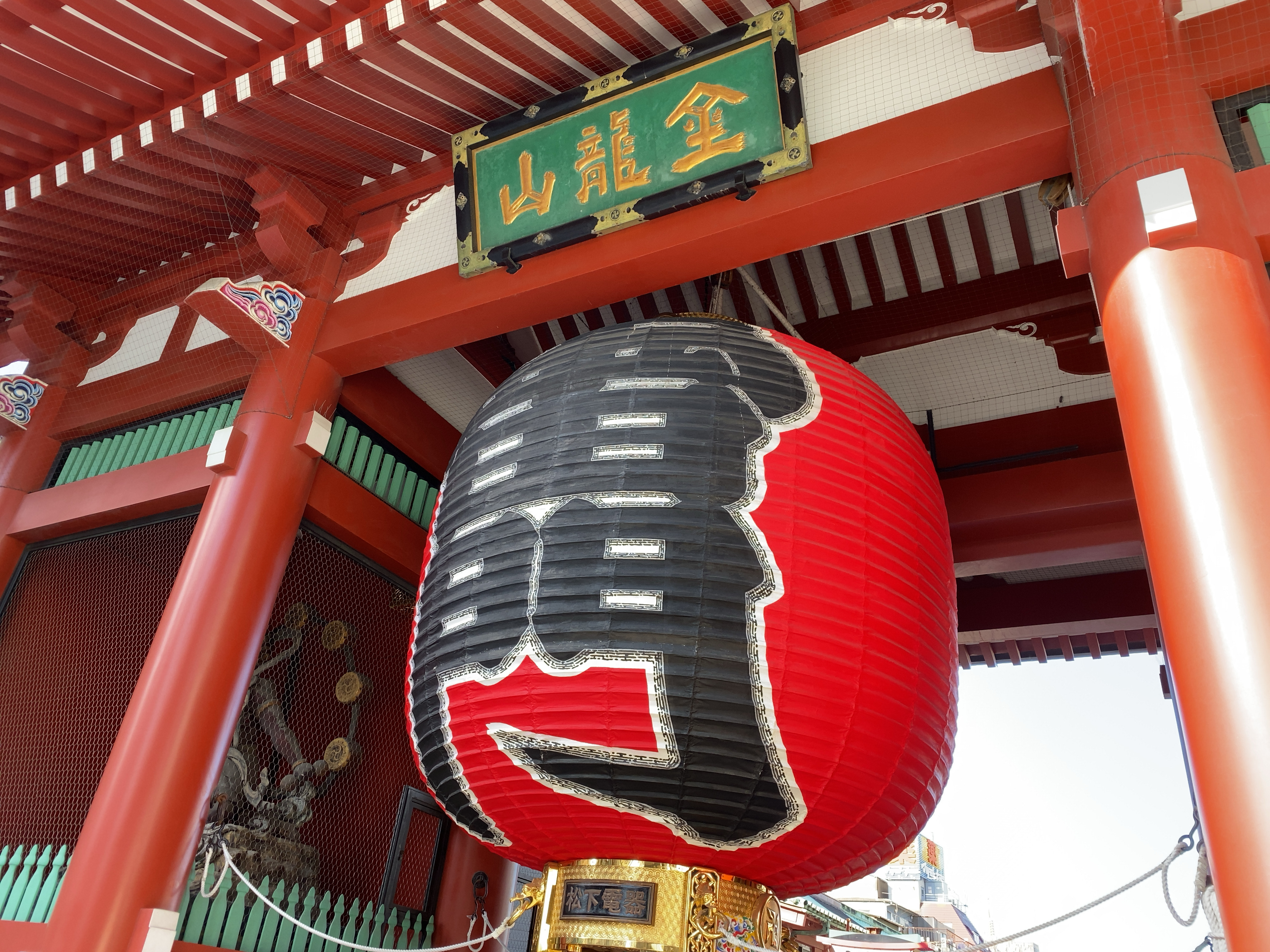 浅草：都内で1.2位を争う大人気の観光スポット。まずは、雷門から仲見世通りを経て、浅草寺へ。