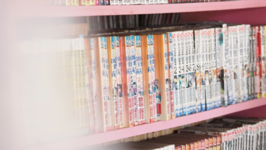 トーセイホテル ココネ神田の1階の漫画の棚。ピンクの棚に単行本が並んでいる