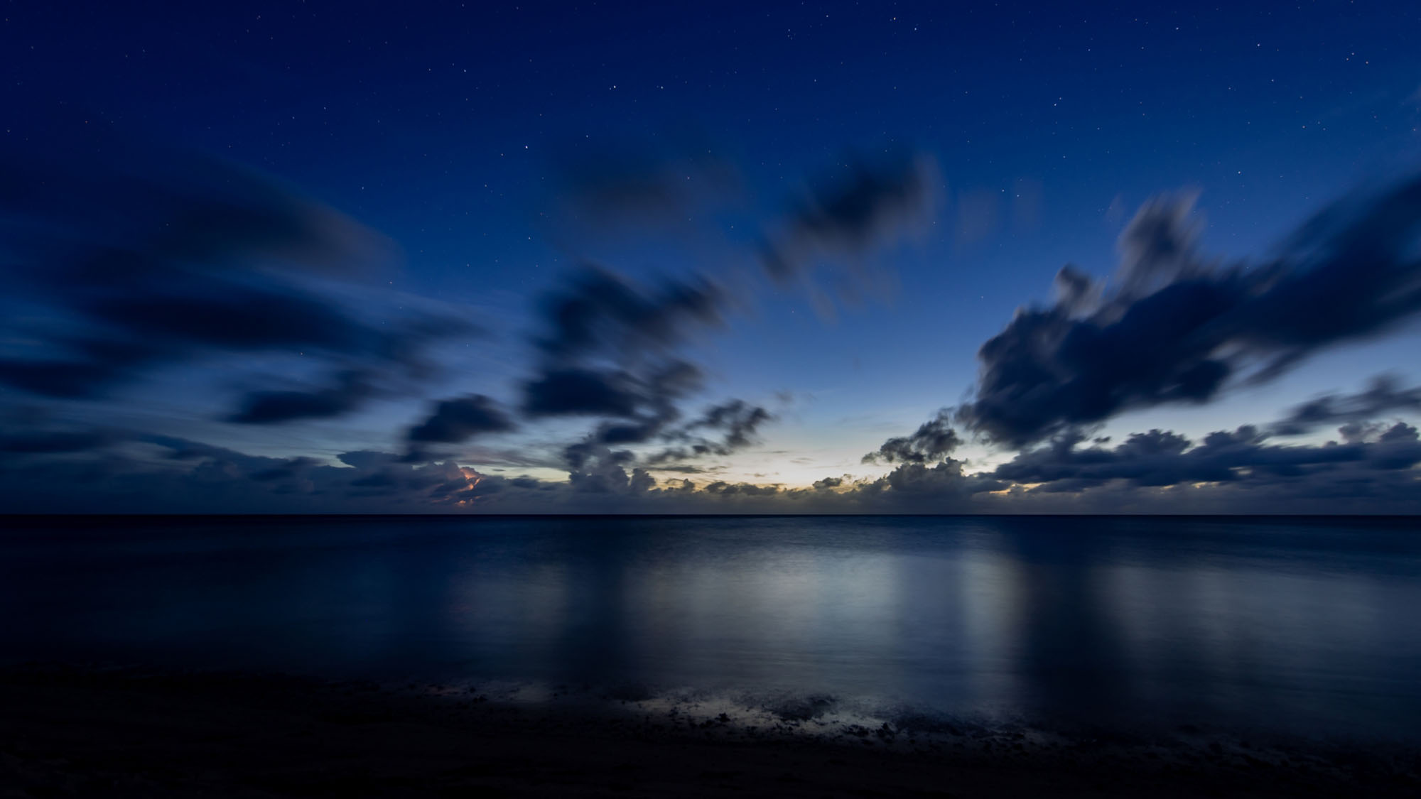 【観光】 石垣島の夕暮れ時、星と夕焼けと海のコラボ